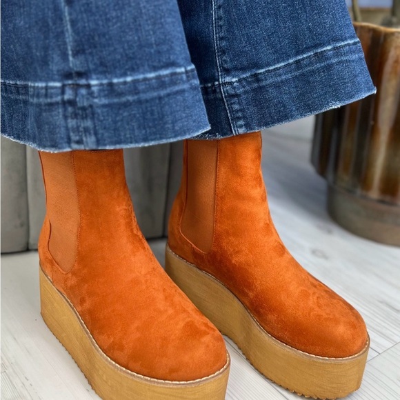 Shu Shop Yoshi Platform Suede Platform Chelsea Boots - Picture 3 of 4